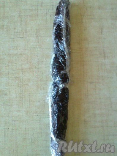 Получившуюся шоколадную массу хорошо перемешайте и сформируйте колбаску толщиной 1,5-2 см. Заверните в пищевую плёнку и отправьте её в морозилку. Можно использовать готовый шоколад в качестве начинки.