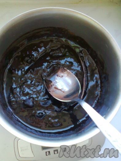 В растопленное масло добавьте какао-порошок и размешайте,