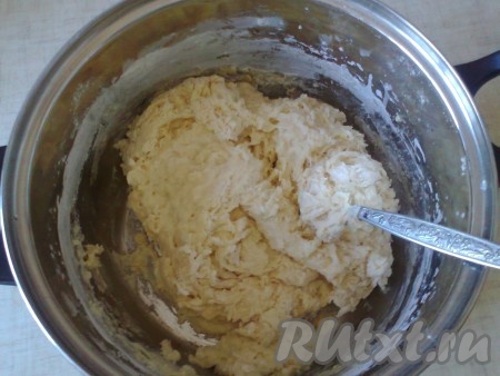 Всыпьте 750 грамм просеянной муки и перемешайте ложкой.