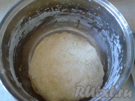 Подсыпав ещё 50 грамм муки, замесите мягкое тесто.