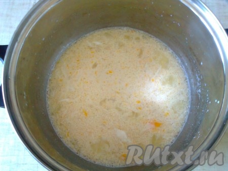 Как только появится пышная шапочка, приступайте к замесу теста. В посуду с поднявшимися дрожжами добавьте яйцо, белок, растительное масло, соль, 80 грамм сахара и слегка перемешайте.