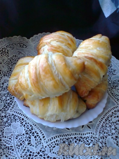 Вот такие замечательные хрустящие круассаны из домашнего слоёного дрожжевого теста с шоколадной начинкой получились.