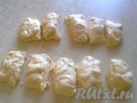 Готовое тесто выложите на стол, присыпанный мукой, и хорошо обомните. Тесто разделите на 10 равных частей. Можно для точности использовать кухонные весы.