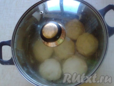 Часть шаров оставьте для раскатки, остальные накройте.