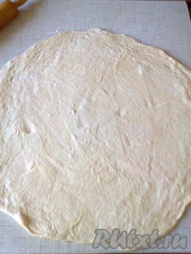 Подпылите верхний слой слегка мукой и раскатайте все круги вместе в один большой круг толщиной 5 мм.