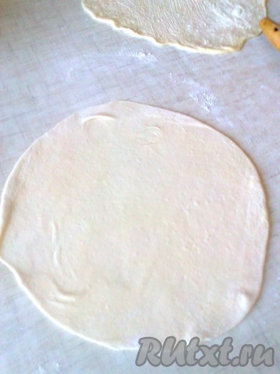 Возьмите второй шар и с помощью скалки раскатайте в такой же круг.