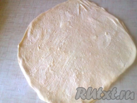 Выложите второй пласт смазанного теста на первый.