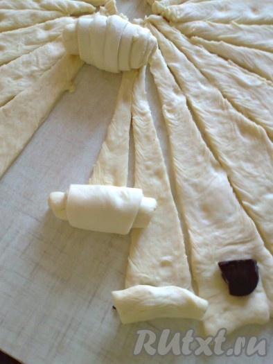 И сверните каждый треугольник к центру, чтобы получился круассан (в результате получится 24 круассана с шоколадной начинкой).