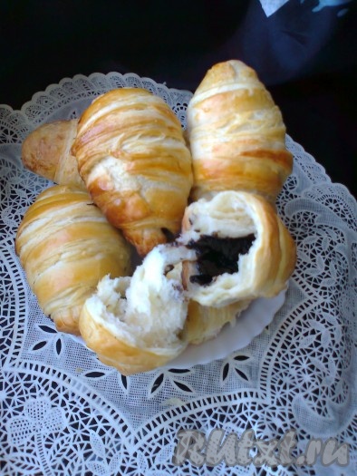 Вот так круассаны из домашнего слоёного дрожжевого теста выглядят в разрезе.