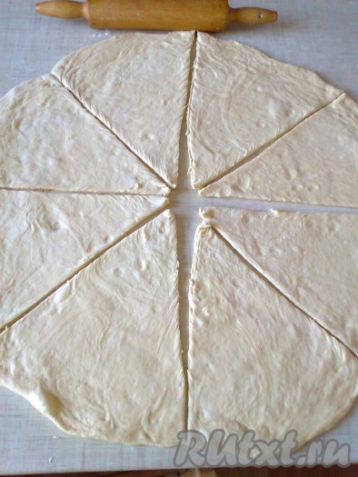 Диаметр большого круга получился 62 см. Разделить его сначала на 8 частей.