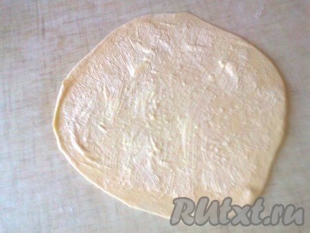 Сверху также смажьте маслом.