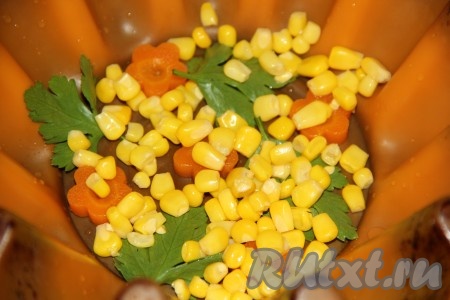 Затем выложить немного кукурузы.