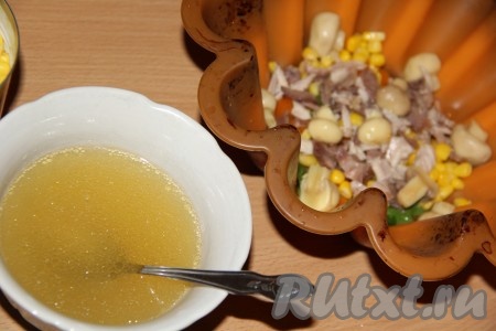 Затем добавить консервированные шампиньоны, для красоты можно разрезать грибочки на 2 части.&nbsp;
