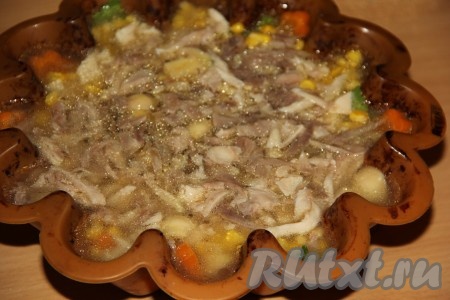 Залить получившимся бульоном мясо и овощи.