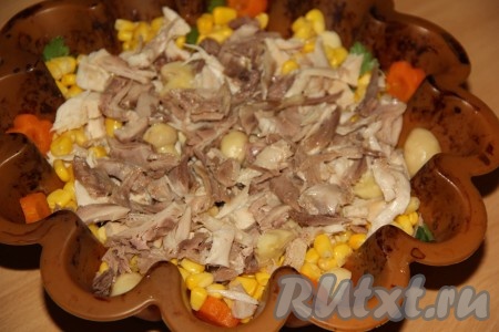 Выкладывать кукурузу, грибы и зелень слоями. В середину будущего заливного выложить часть куриного мяса. Продолжить выкладывать слоями, пока не закончатся мясо и овощи, стараясь по краям формы выкладывать кукурузу, грибы и зелень.
