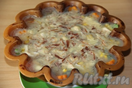 Поставить форму с заливным из курицы с овощами в холодильник на ночь (до полного застывания).
