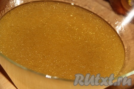 Прогреть желатиновую массу на среднем огне, помешивая, до полного растворения желатина (не кипятить!). В процеженный бульон добавить соль, выложить желатиновую массу, тщательно перемешать.