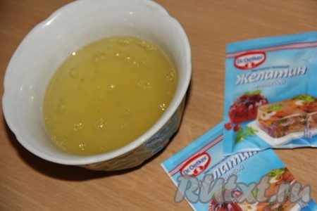 В 100 мл тёплого бульона развести желатин и оставить набухать на 20 минут.
