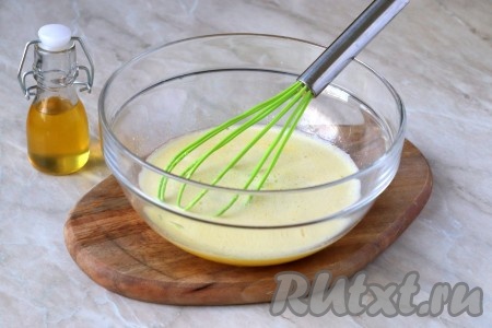 Затем влейте тёплую сыворотку (температура сыворотки, примерно, 40 градусов) и растительное масло, аккуратно перемешайте.&nbsp;
