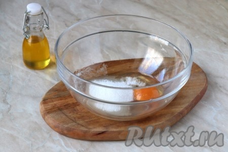 В глубокой миске соедините яйцо, щепотку соли и сахарный песок. 