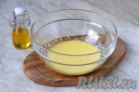 С помощью миксера взбейте массу до светлого состояния. 