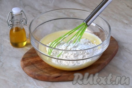 Добавьте просеянную пшеничную муку и разрыхлитель. 