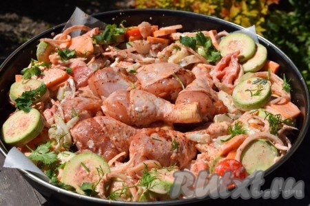 Поверх картошки выкладываем остальные овощи и распределяем их равномерным слоем. Добавляем несколько веточек зелени, наше блюдо готово для запекания. Даже в сыром виде оно выглядит красиво!
