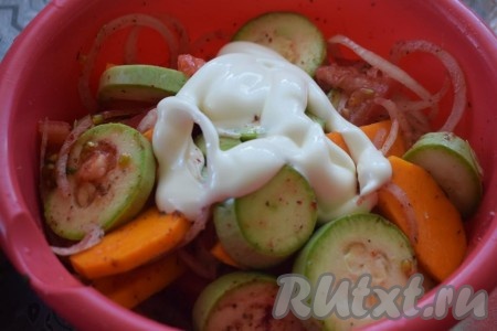 В миску с овощами выкладываем 2 столовые ложки майонеза.
