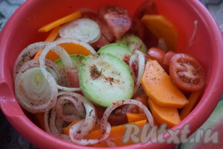 Отправляем кабачки, лук, тыкву, помидоры в глубокую миску, солим, перчим и добавляем специи по вкусу.
