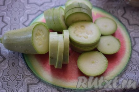 Пока куриные ножки маринуются, займёмся овощами. Нарежем кабачки на кружочки, так как кабачки у меня молодые, кожицу я не очищаю.
