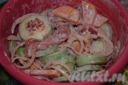 Перемешиваем овощи со специями, солью и майонезом, оставим постоять на 20 минут.
