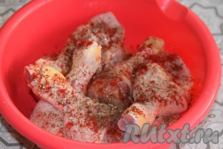 К голеням добавляем соль, паприку, молотый чёрный перец и специи по вашему вкусу (я добавила прованские травы), сбрызгиваем растительным маслом и тщательно перемешиваем, втирая соль и специи в мясо.
