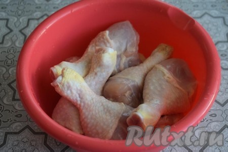 Куриные голени моем под холодной водой и обсушиваем их бумажным полотенцем.
