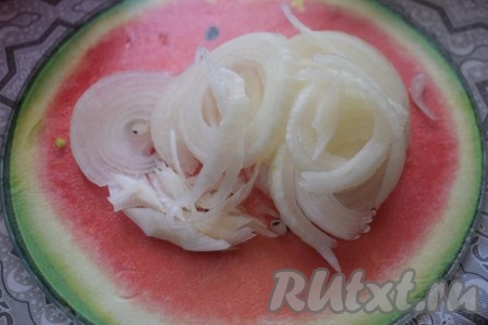 Очищенный лук нарежем на тонкие кольца.
