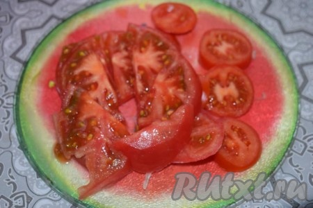 Помидоры нарежем на кружочки (или полукружочки).
