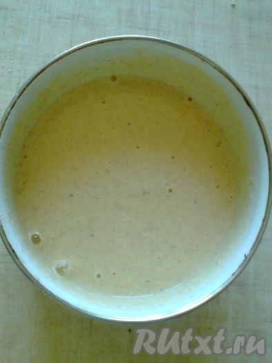 Тщательно перемешать тесто и оставить на 30 минут, чтобы блины при выпечке не рвались. Затем надо добавить яйца, соль, сахар, погашенную соду и хорошо перемешать венчиком (или миксером).