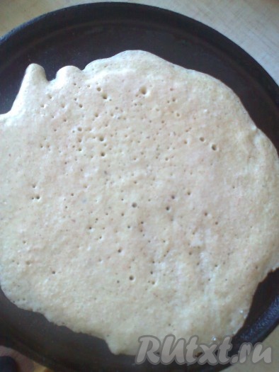 Для жарки блинов желательно использовать блинную сковороду с толстым дном и антипригарным покрытием. Перед выпечкой сковороду надо разогреть, смазать её с помощью кулинарной кисти тонким слоем растительного масла, налить часть теста и жарить блин на среднем огне без крышки или на небольшом огне с двух сторон под крышкой.