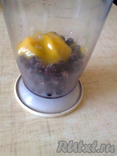 Для подачи отлично подойдёт сырое варенье, которое готовится из замороженных ягод и сохраняет&nbsp;свои полезные свойства. Для приготовления сырого варенья разморозьте ягоды в течение 30 минут, затем выложите в чашу блендера, добавьте мёд и кипяток.