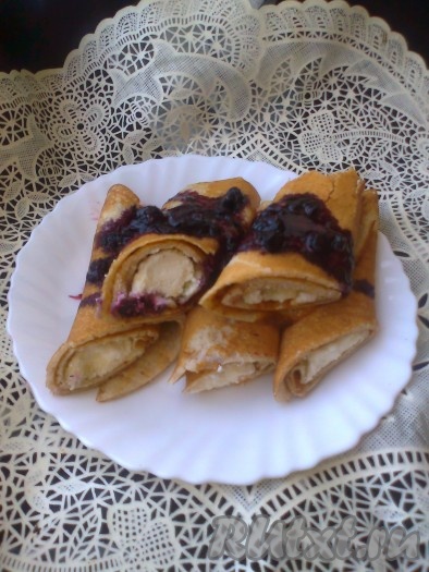 Блины, приготовленные из муки из зелёной гречки, подавайте с сырым вареньем, творогом с мёдом, просто полив мёдом или с другой понравившейся начинкой.