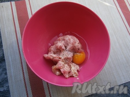 В фарш добавить соль, чёрный молотый перец и сырое яйцо.
