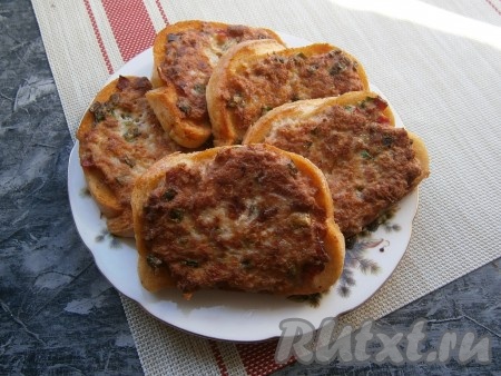 Жарить бутерброды только с одной стороны на небольшом огне до румяности фарша (минуты по 3-4). Готовые бутерброды выкладывать на тарелку.
