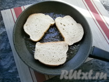 Растительное масло разогреть в сковороде и выложить бутерброды фаршем вниз.
