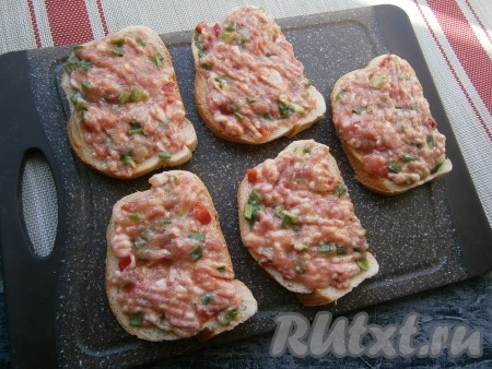 Смесь снова перемешать и выложить её не слишком толстым слоем на ломти батона, прижимая вилкой.
