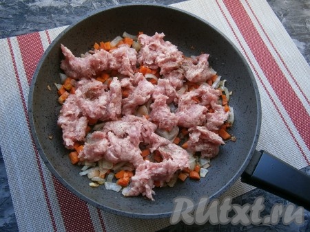 Добавить к обжаренным овощам мясной фарш (фарш можно купить в магазине или приготовить дома, пропустив кусочки мяса через мясорубку), посолить его, посыпать специями.
