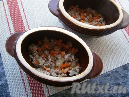 Разложить обжаренный фарш с овощами на дно горшочков.
