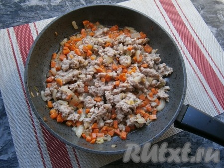 Перемешать фарш с овощами и на среднем огне обжаривать, помешивая, до изменения цвета мяса (5-7 минут).

