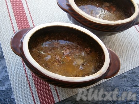 Влить воду комнатной температуры - она должна покрывать гречку и быть выше на 2-3 см. Добавить в каждый горшочек немного соли (по 1/4 чайной ложки на горшочек).
