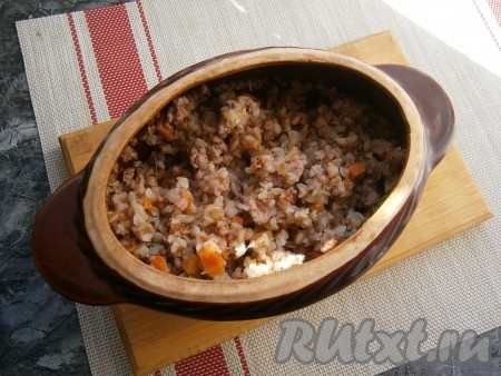 Поместить горшочки в холодную духовку, включить её и выставить температуру 180-190 градусов. Готовить блюдо около 1 часа. Минут через 45 достаньте горшочек и, если воды нет, - гречка готова, если есть - готовьте ещё минут 10-15. Готовую гречку с фаршем перемешать.