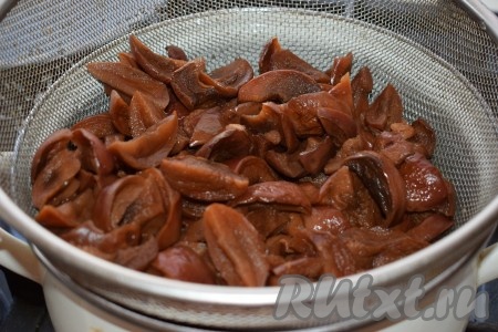 В это время займёмся приготовлением начинки. В принципе, начинка может быть любой. В этот раз я сделала начинку их сушёных яблок. Сушёные яблоки промоем в проточной воде и, залив кипятком, доведём до кипения. Добавим сахар по вкусу и будем варить до готовности на небольшом огне (примерно, 20 минут с момента закипания). Готовые яблоки откидываем на дуршлаг, чтобы стекла жидкость, и даём остыть. Отвар, получившийся в результате варки яблок, получается вкусным и полезным, его можно выпить.
