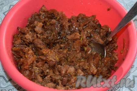 Перемешиваем цедру, варенье и сухофрукты, при необходимости, добавляем сахар, снова перемешиваем и начинка для пирожков готова.
